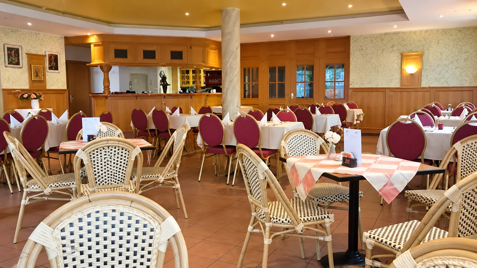 Gedeckte Tische im Restaurant