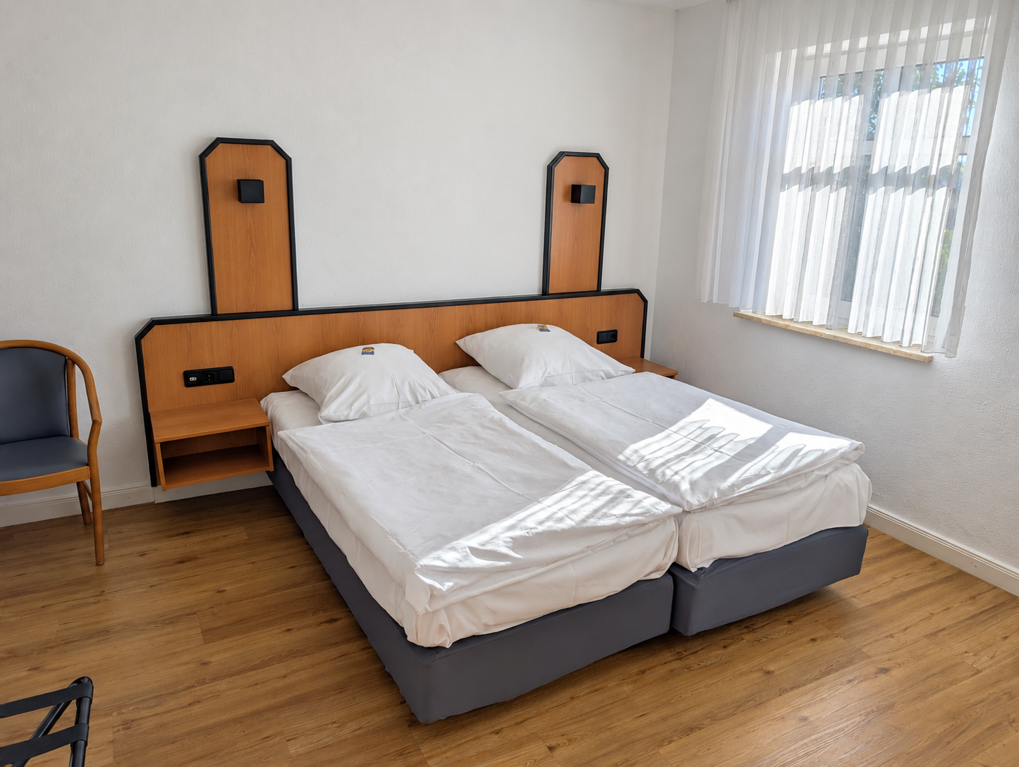Businesszimmer mit zusammengestellten Betten