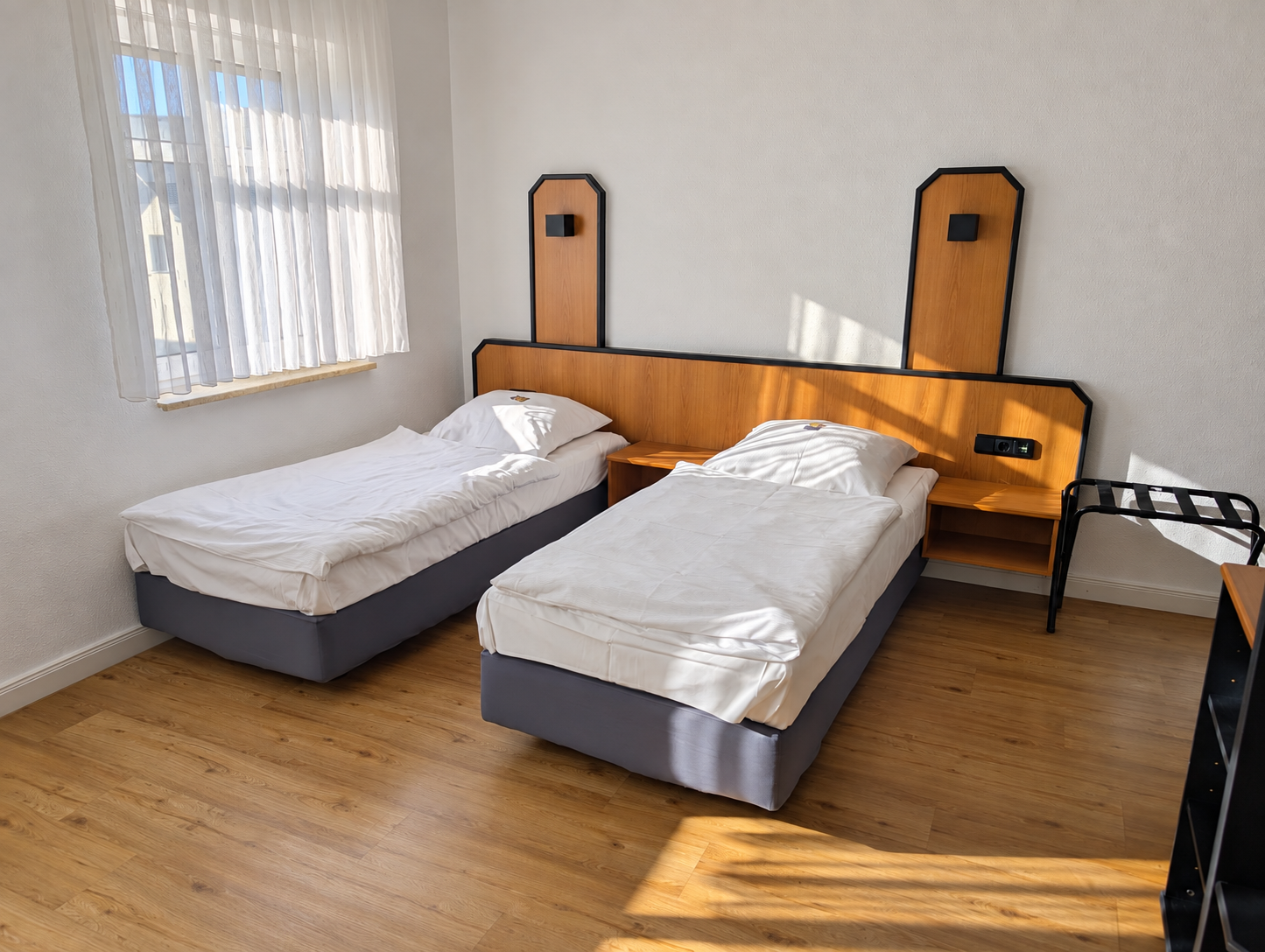 Businesszimmer mit zwei getrennten Betten