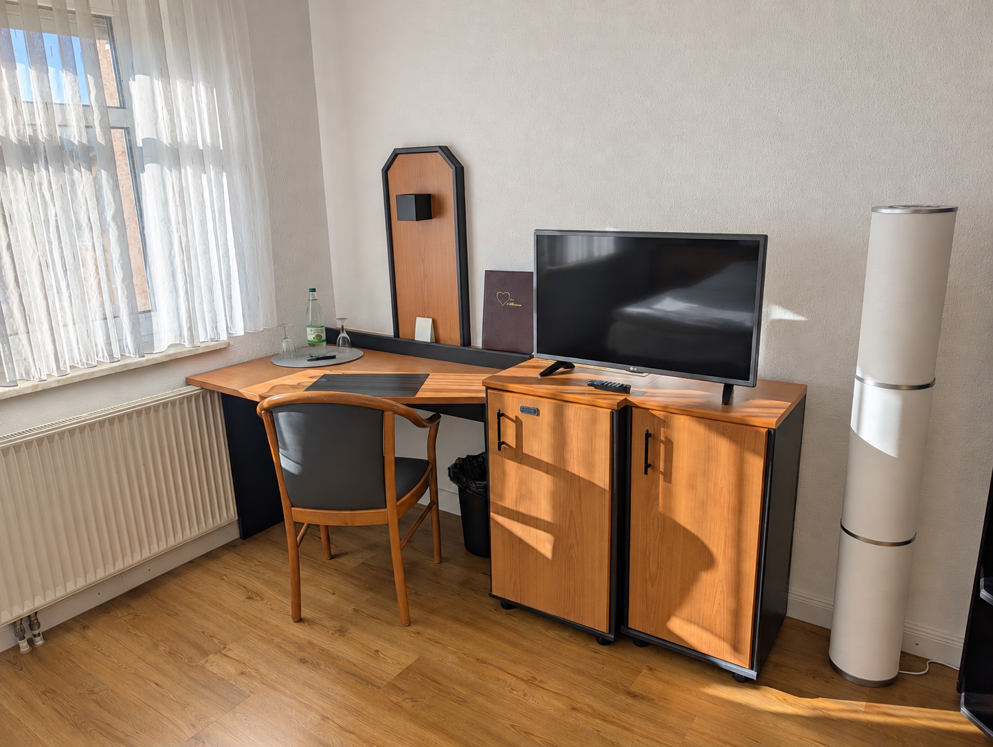 Schreibtisch und Fernseher im Businesszimmer