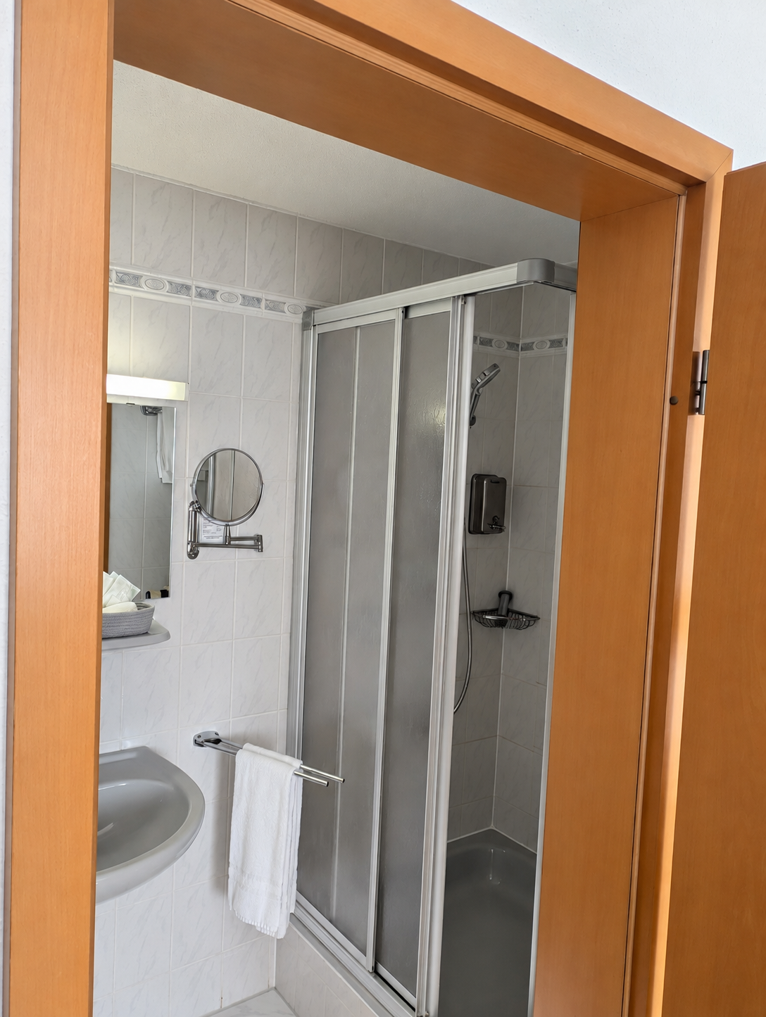 Badezimmer mit Dusche im Businesszimmer