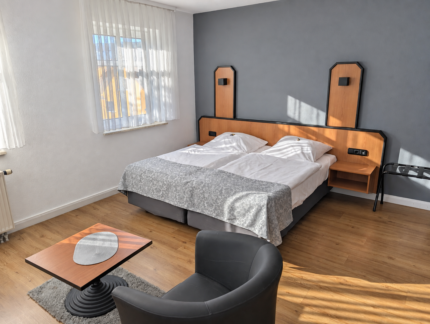 Komfortzimmer mit Doppelbett und Sitzecke