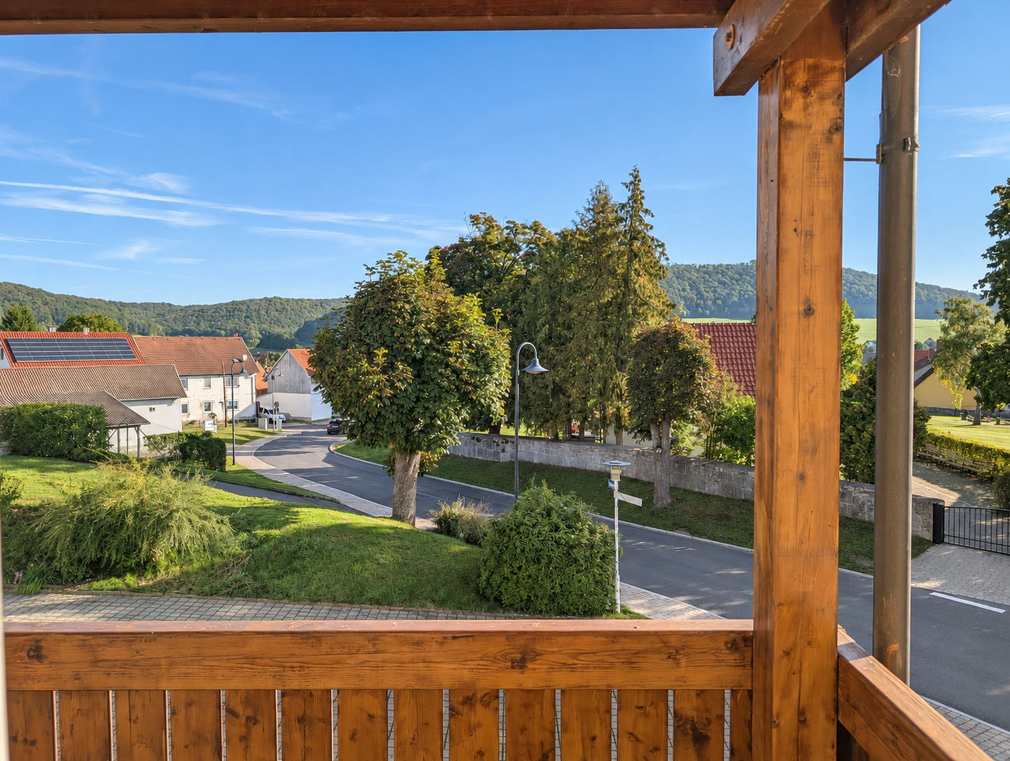 Blick vom Balkon auf Jüchsen und die umliegenden Hügel