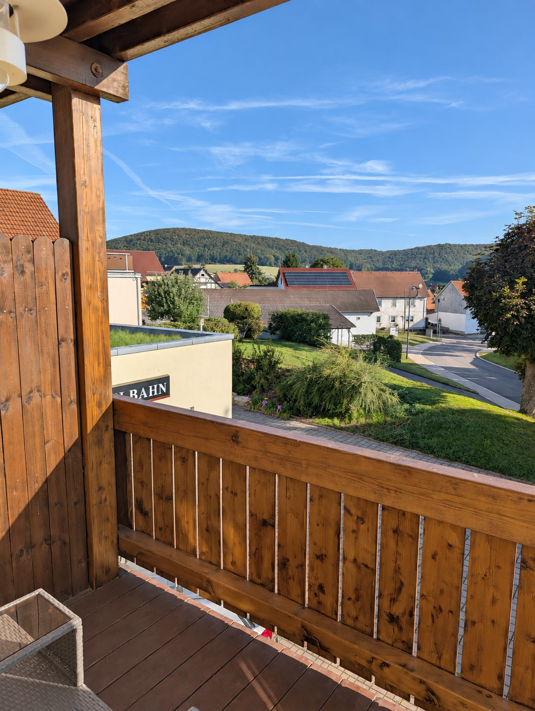 Balkon mit Holzbrüstung und Blick auf den Ort
