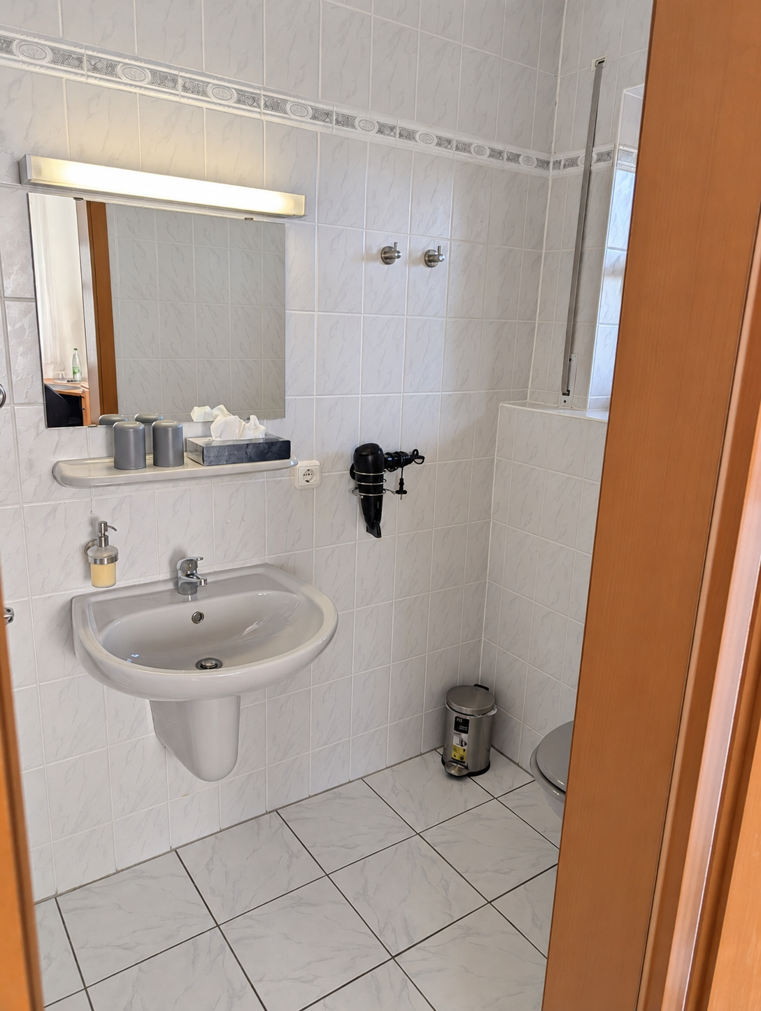 Badezimmer mit Fenster und Haartrockner im Komfortzimmer