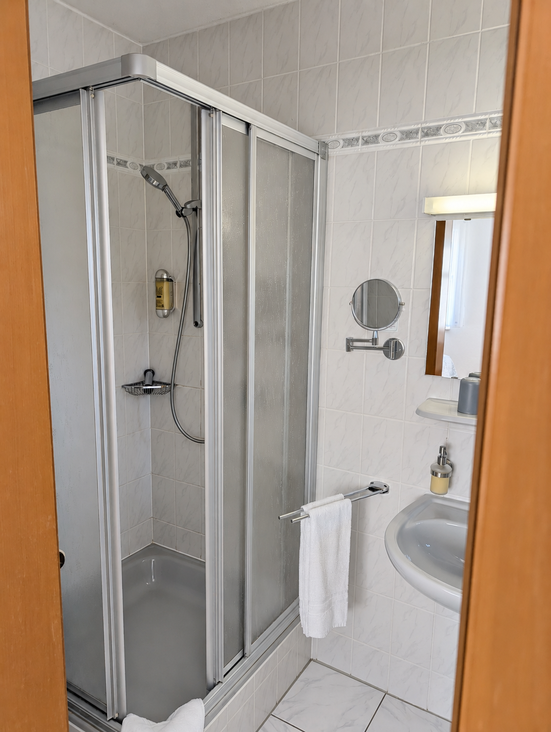 Dusche im Komfortzimmer
